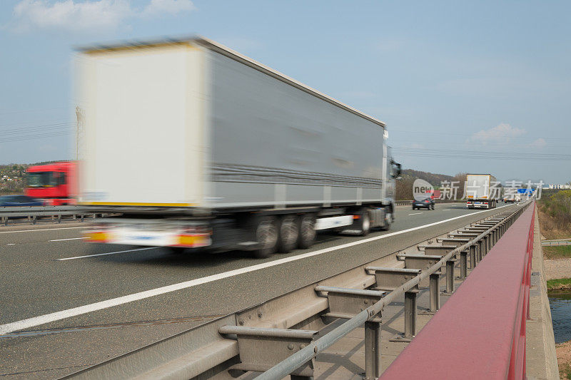 卡车在德国高速公路上的一座桥上