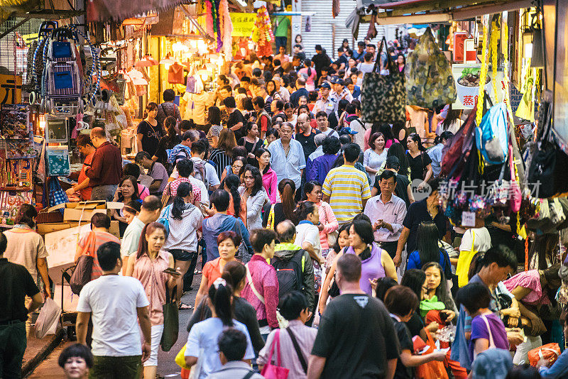 在中国香港，人们蜂拥着穿过街道