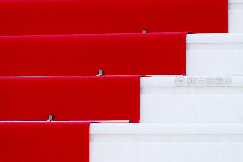 特写:白色大理石楼梯上的红地毯，复制空间