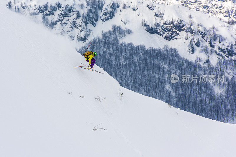 男滑雪者在雪地里