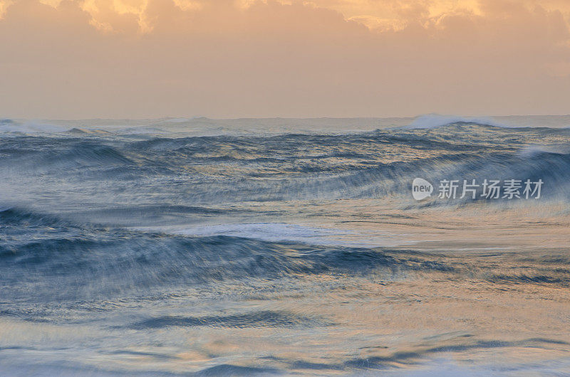 日落时分的北岸海浪