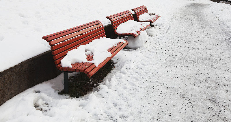 红色的长凳在冬天。