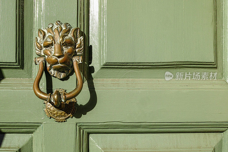 古老的木门与古董狮头风格的门环。