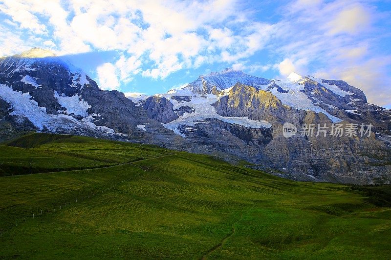 瑞士阿尔卑斯山伯恩斯高地Lauterbrunnen山谷上方的少女