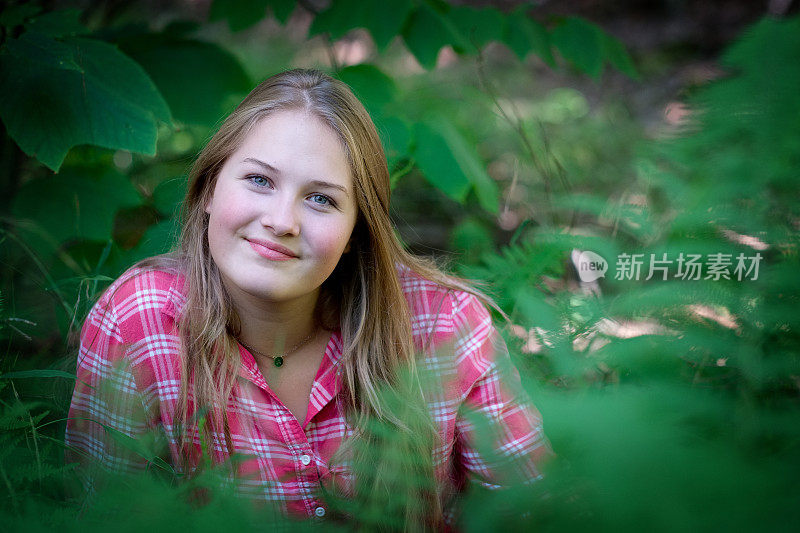森林里的少女肖像。