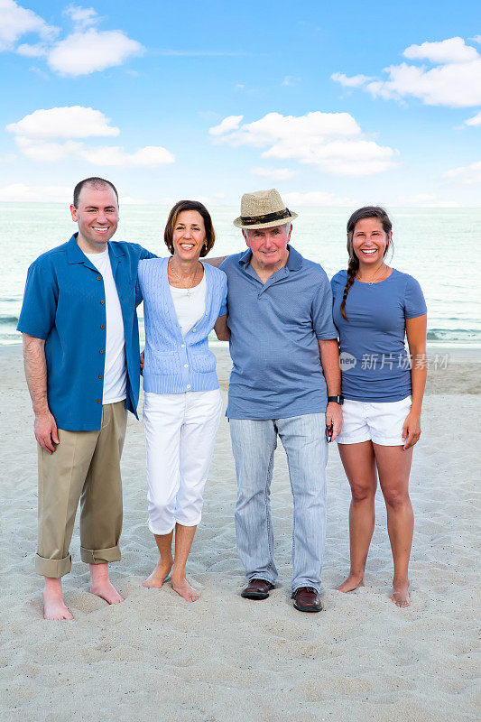 系列:父母与成年孩子在海滩上合影