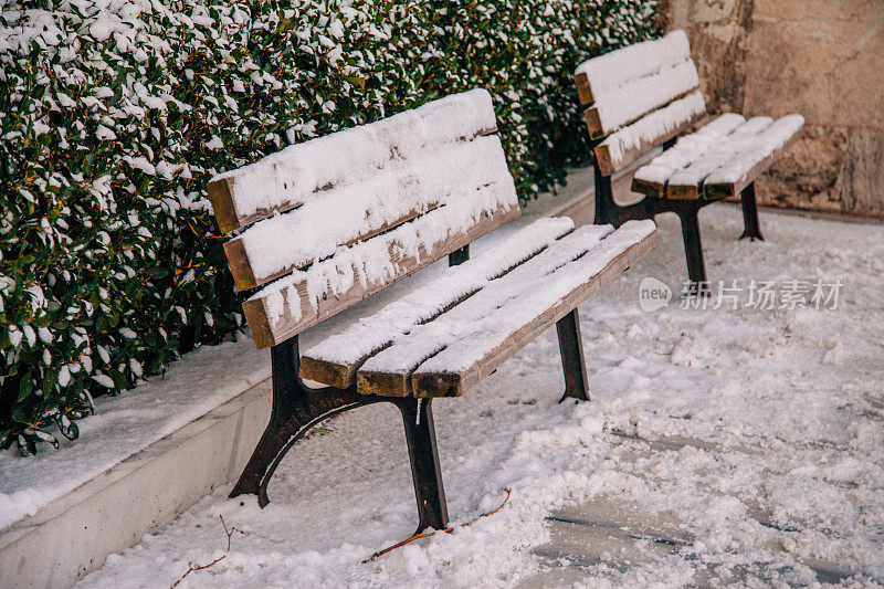 雪中的街道长凳