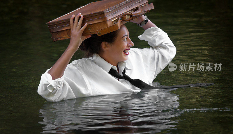 女商人头戴公文包，淹没在水中