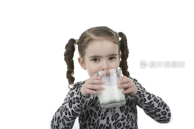 小女孩喝着牛奶