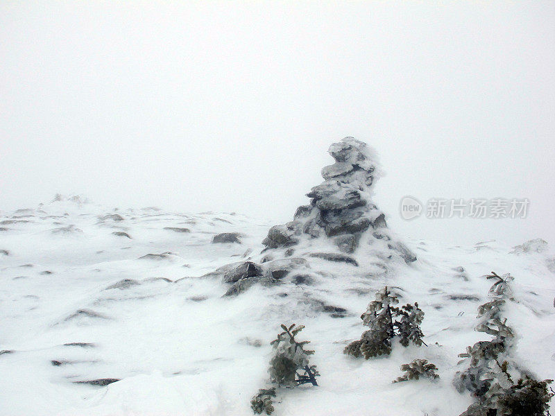 穆斯劳克山峰顶区域一片白茫茫