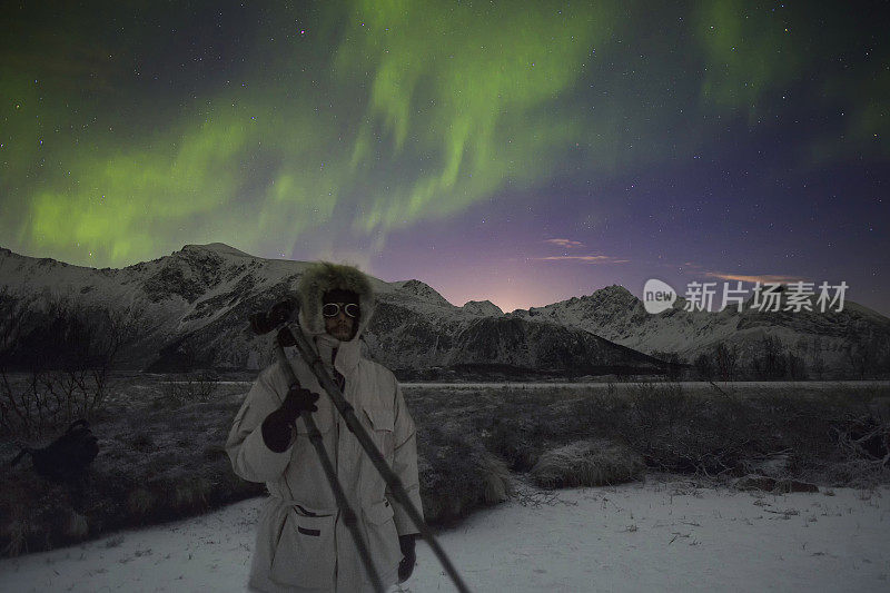 摄影师在令人惊叹的极光前