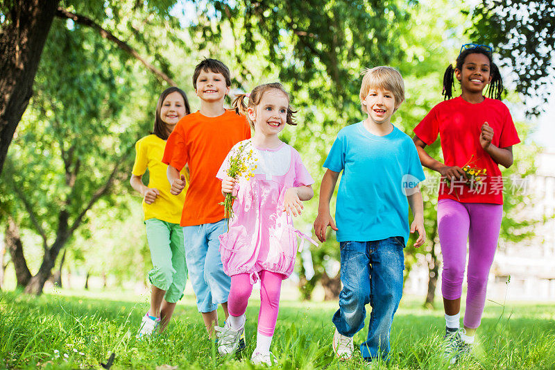 一群孩子在大自然中奔跑。