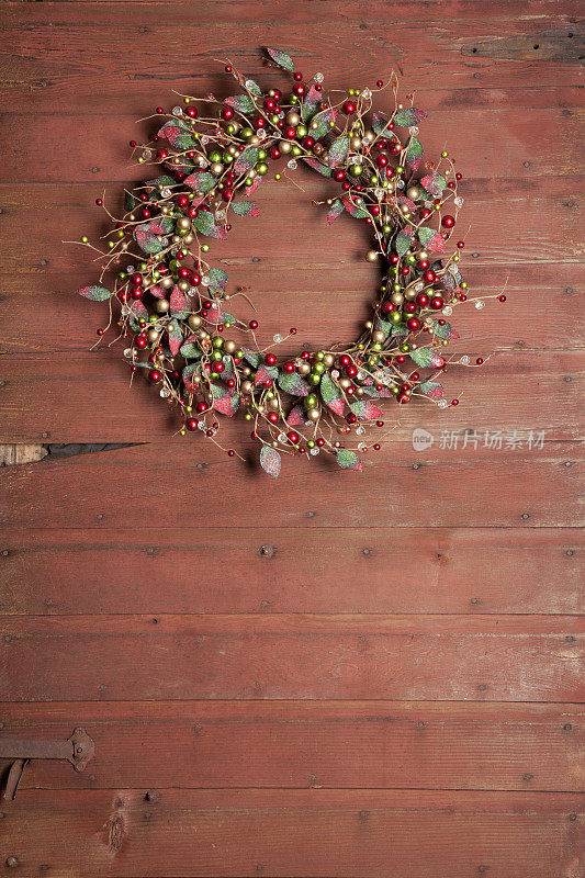 圣诞花环挂在旧谷仓的木头门上