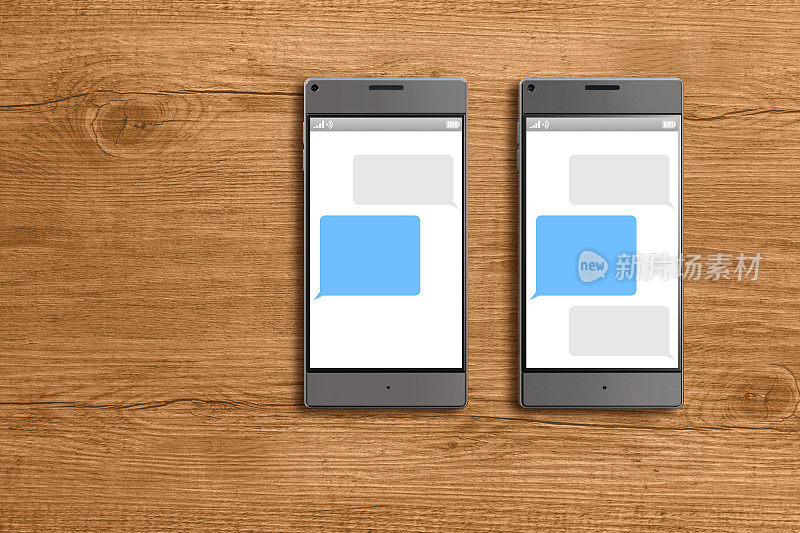 两部手机，空白短信聊天，木桌