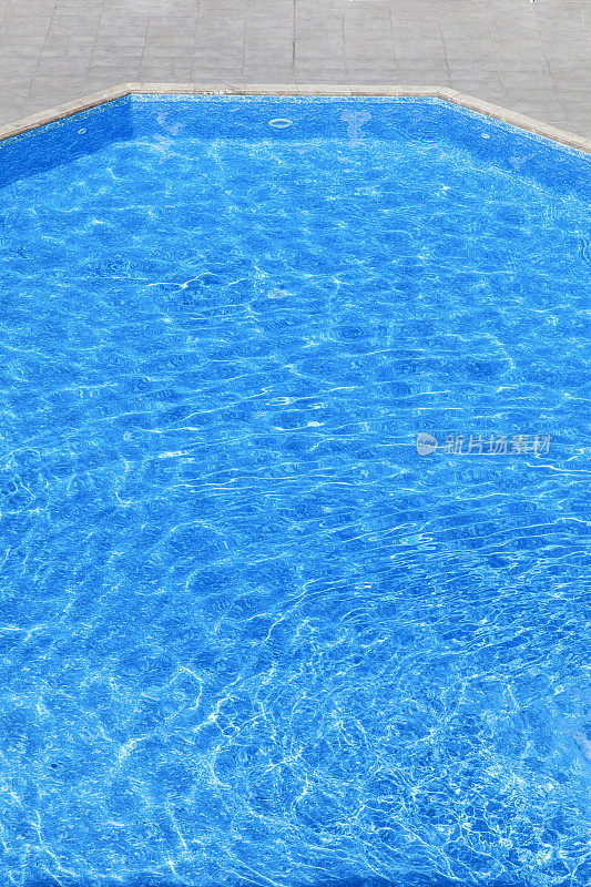 阳光反射在泳池的水面上
