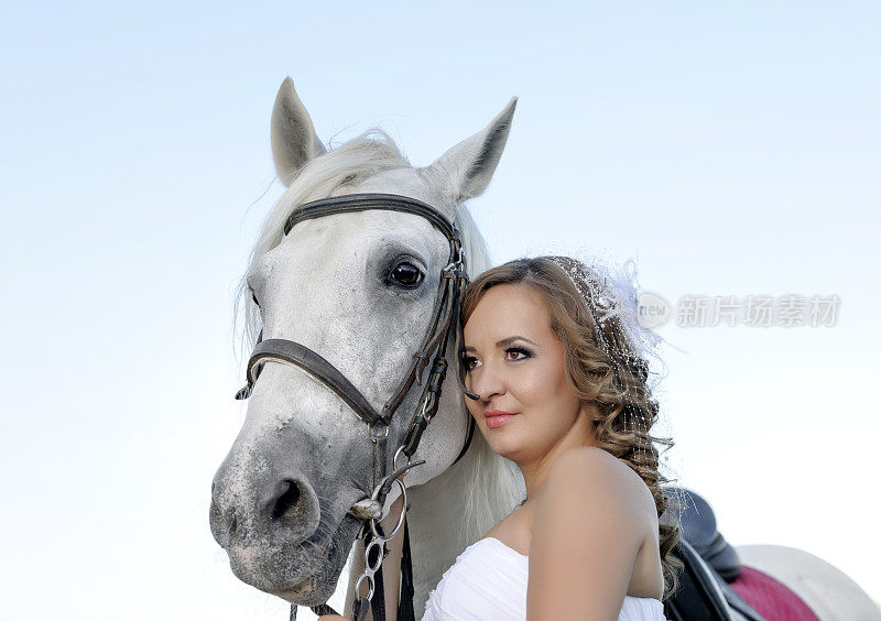 骏马身边美丽的新娘