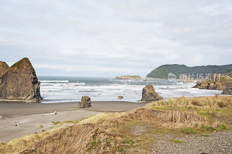 有岩石海岸线和海浪的迈耶斯溪海滩