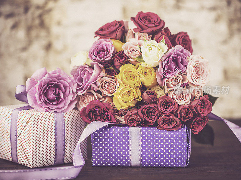 在母亲节或生日时送给妈妈礼物和玫瑰