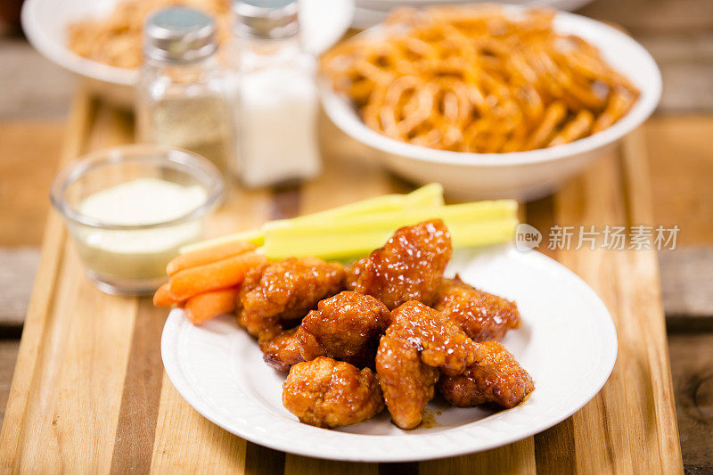 酒吧的食物。零食,开胃菜。辣鸡翅，椒盐卷饼。