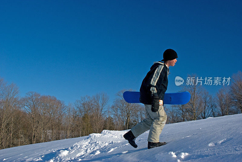 爬上雪山