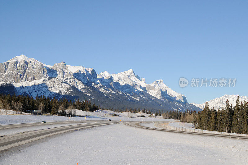 横跨加拿大的高速公路在落基山脉，阿尔伯塔，加拿大。