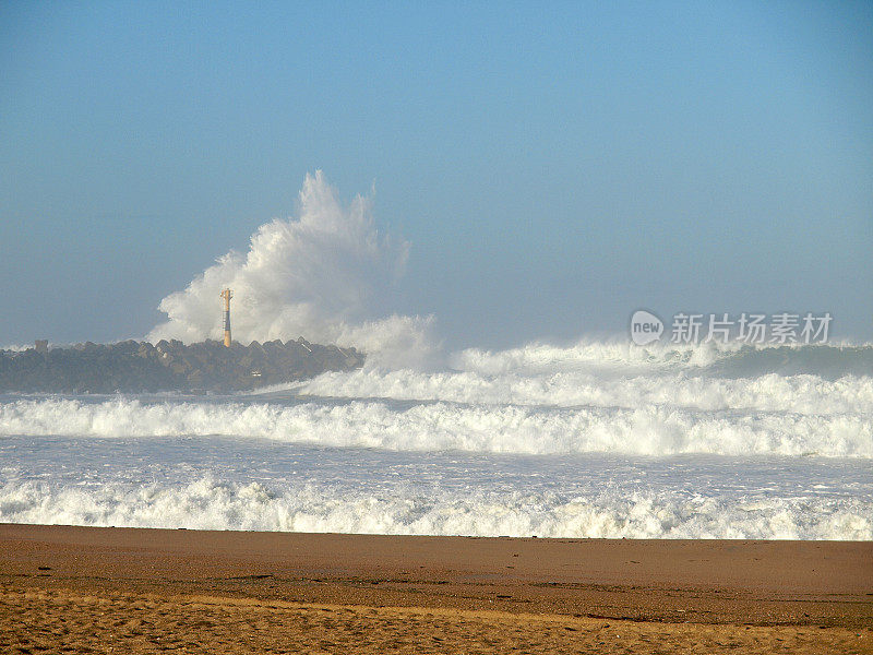 波涛汹涌的海面