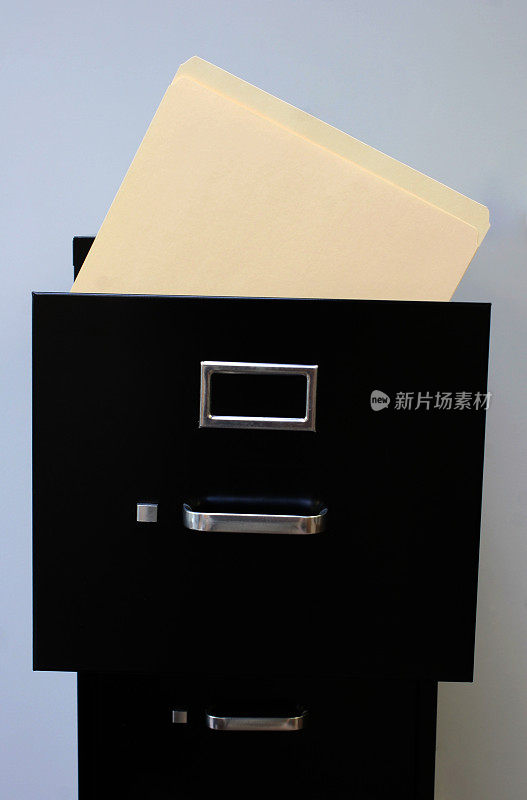 有个马尼拉纸文件夹的文件柜