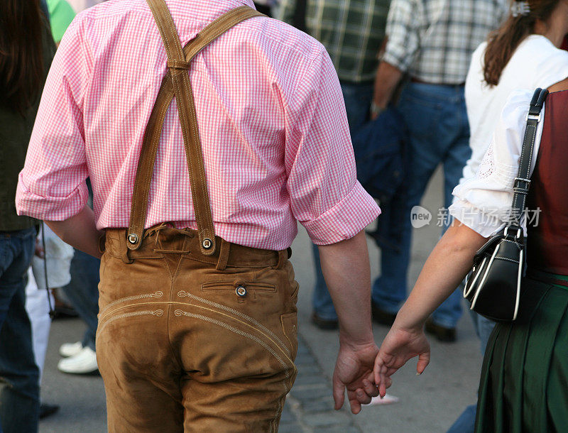 十月节上相爱的情侣