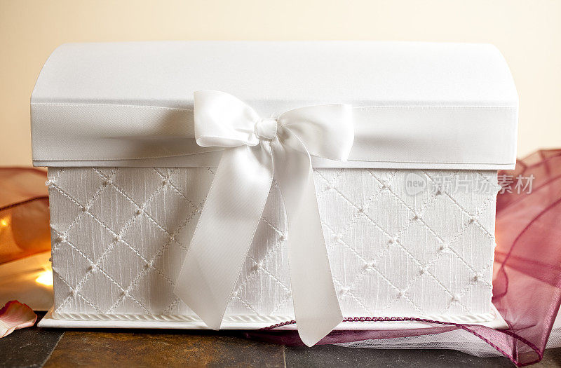 白色礼盒，用来给新娘和新郎礼金。