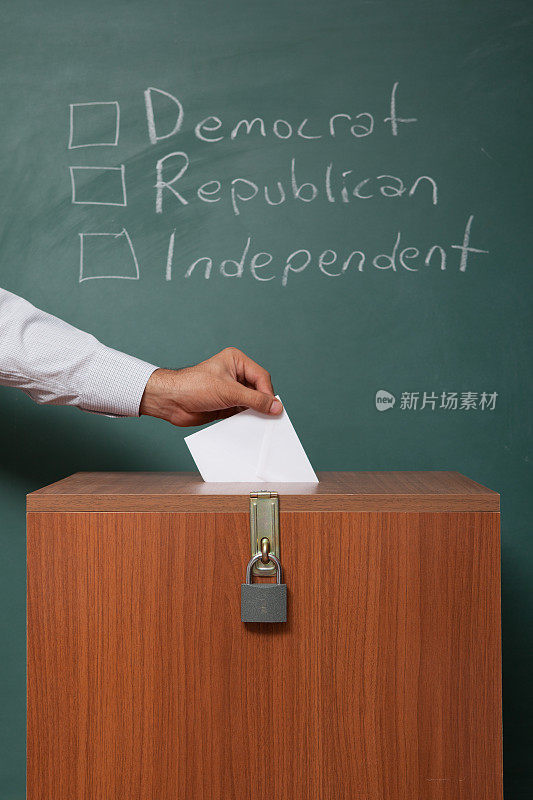 投票人在投票箱张贴选票，在黑板上张贴政党选择