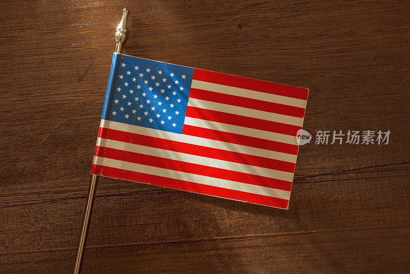 木制书桌上挂着美国国旗