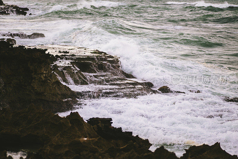 海浪拍打