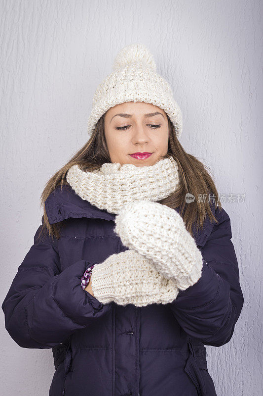 冬天的肖像迷人的女孩在帽子和温暖的衣服