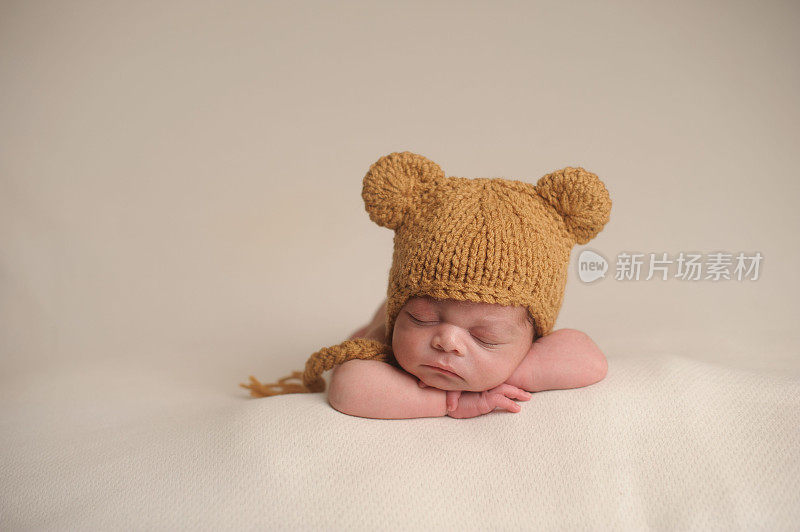 非洲裔美国新生儿在熊编织帽中睡觉