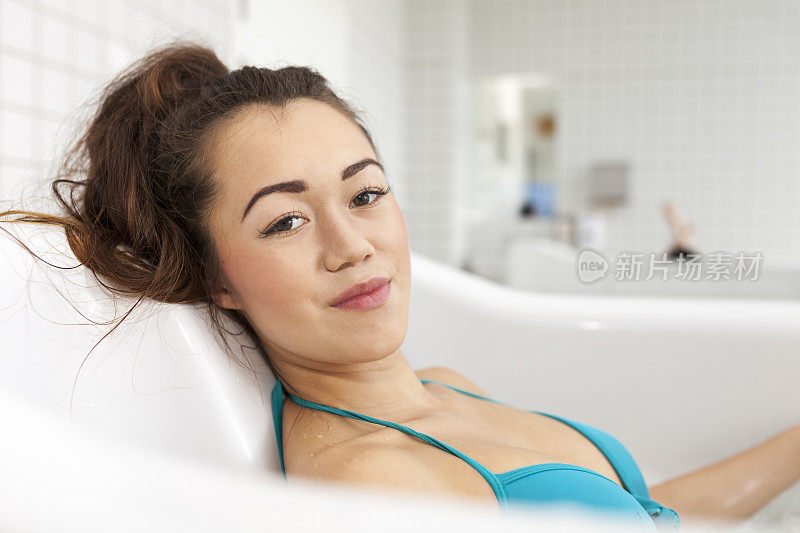亚洲女人放松在水按摩浴缸