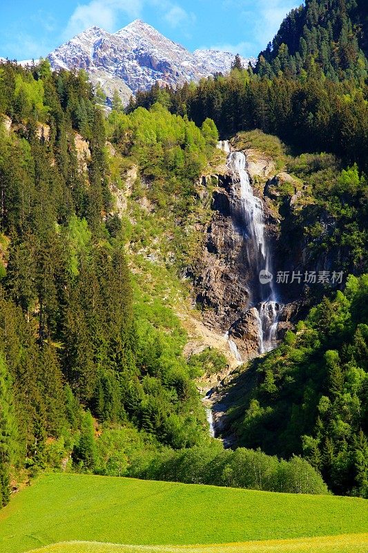 瀑布在泰洛阿尔卑斯绿色天堂，奥地利
