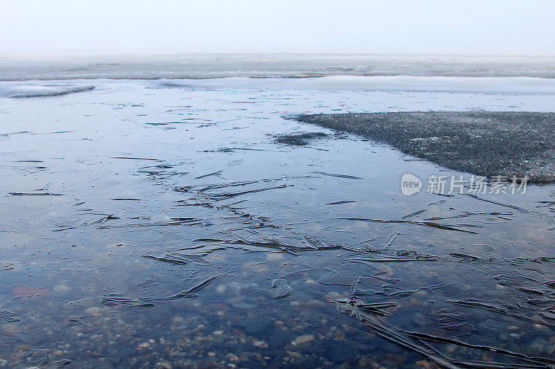 水面上结了冰