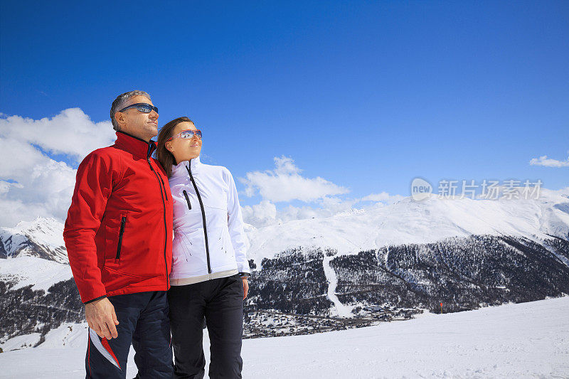 冬季运动男女滑雪者享受着休息