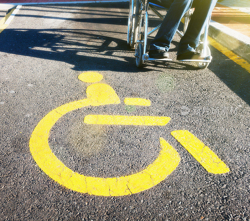 残疾，轮椅，路标，停车场，阳光，