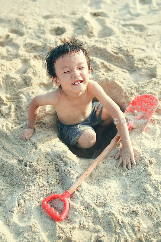 孩子们在海滩上玩耍