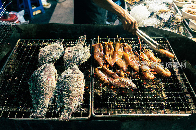曼谷市场上的烤鱼