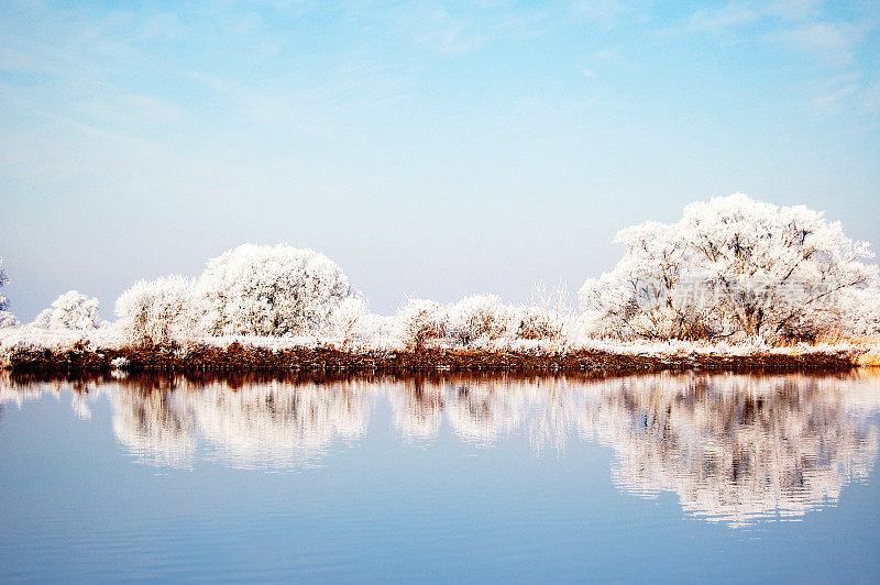 哈维尔河上的霜冻冬季景观(德国)