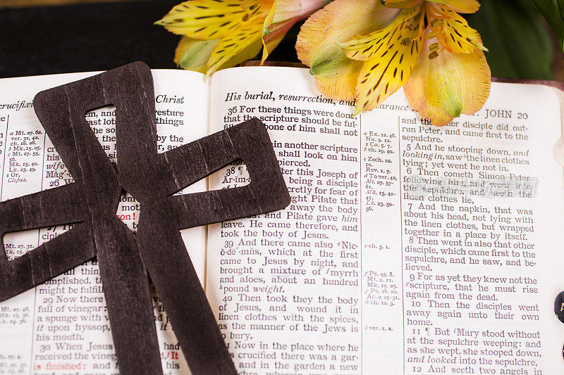 复活节时，木头十字架放在打开的圣经上。