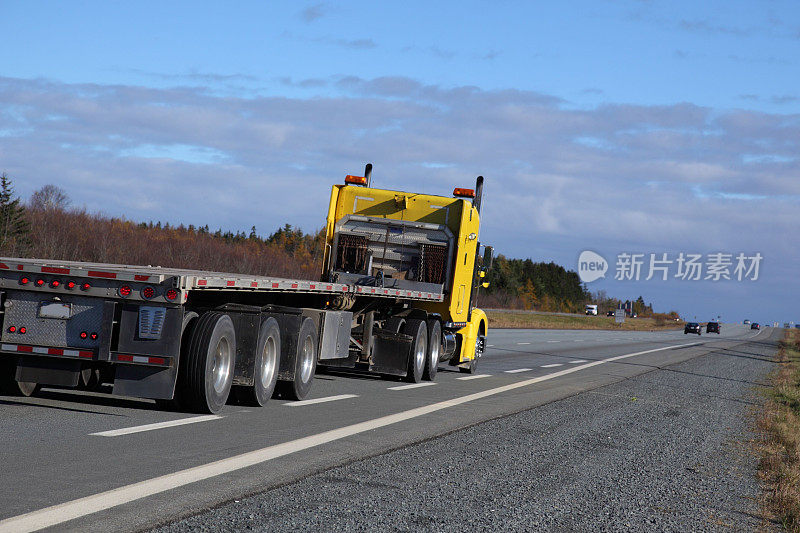 高速公路上的半卡车和平板拖车