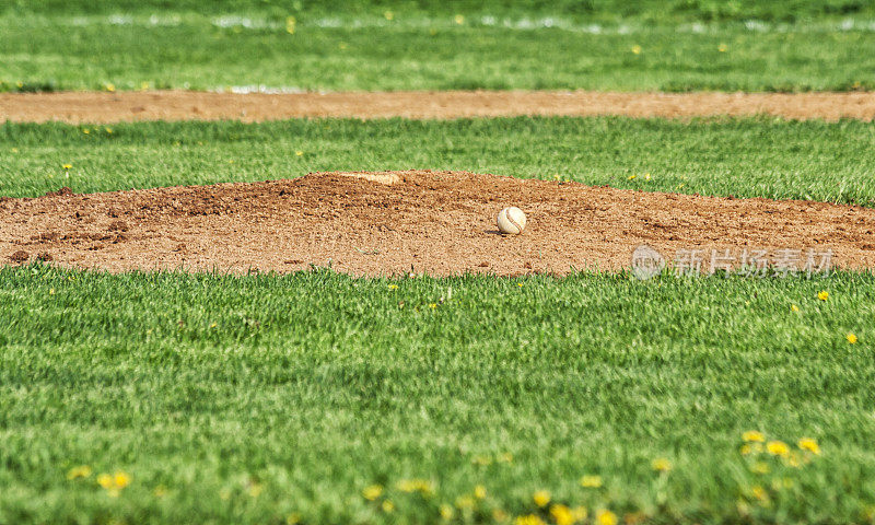 棒球躺在高中投手丘