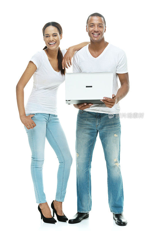 兴高采烈的夫妇拿着笔记本电脑