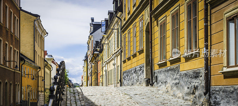 宁静的鹅卵石街道，五颜六色的联排别墅全景瑞典斯德哥尔摩