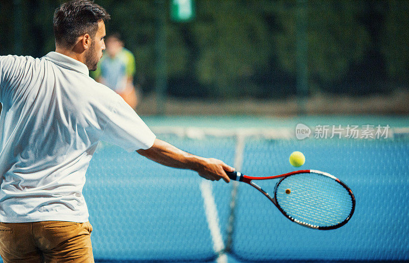 网球比赛的正手击球。