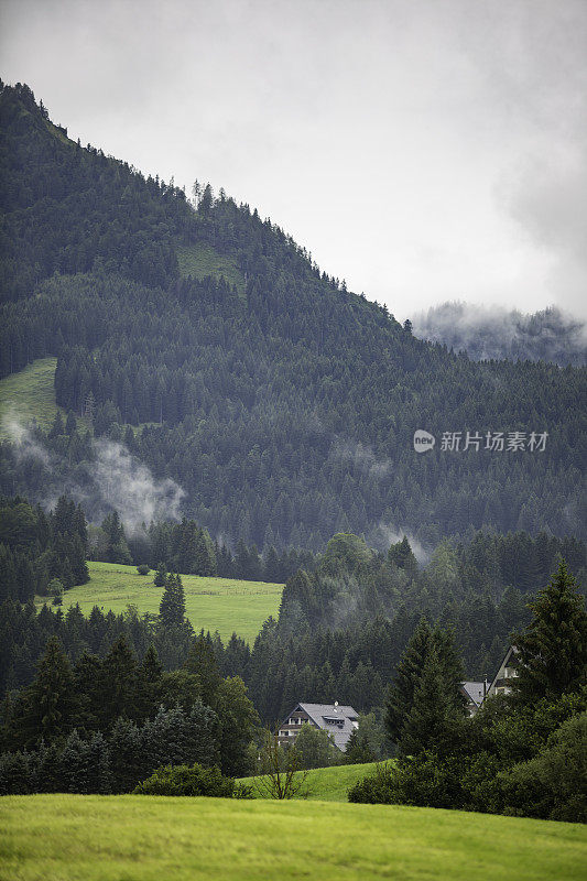 云中阿尔卑斯山山脉的全景