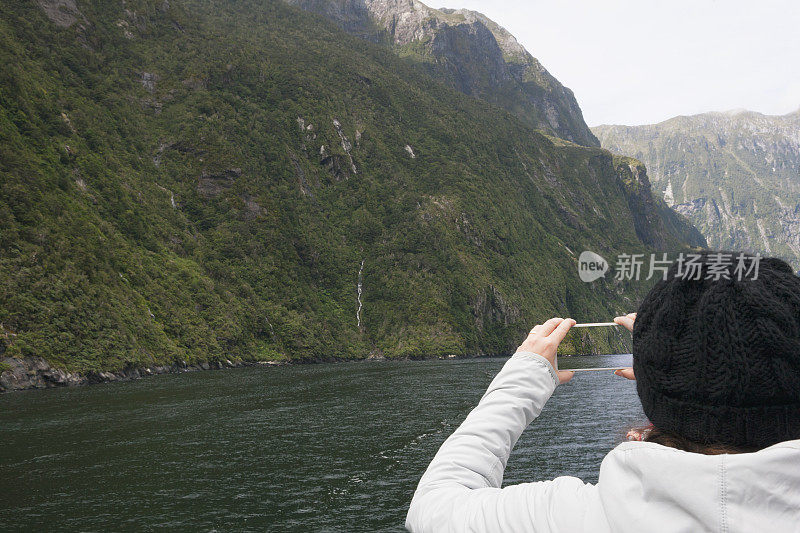 图为新西兰峡湾国家公园米尔福德湾的游客